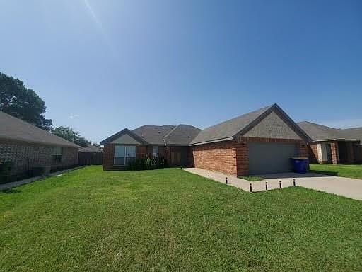 1st image of 1221 Clay Ln