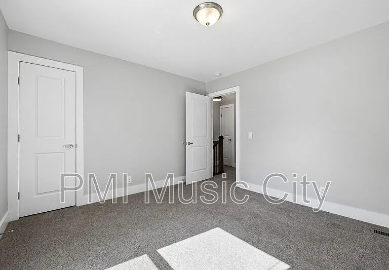 2126B Burns St — Photo 20