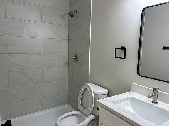 5th image of 3900 Roland Ave #19