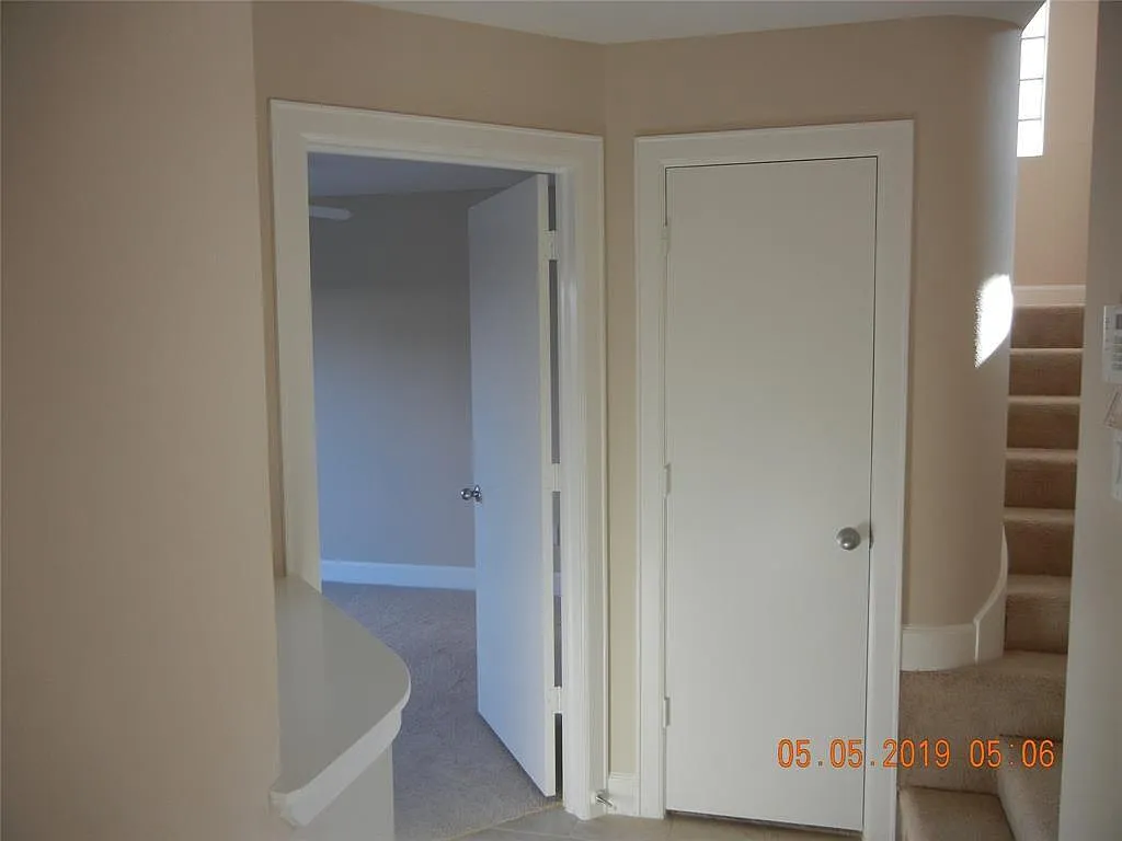 3 bed, 2.5 bath, 1971 sqft, $2,100 — Photo 2