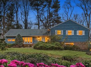 83 Fernwood Ln, Roslyn, NY 11576