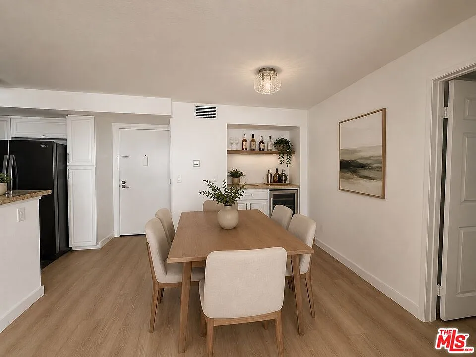 2 bed, 2.0 bath, 910 sqft, $4,000 — Photo 4