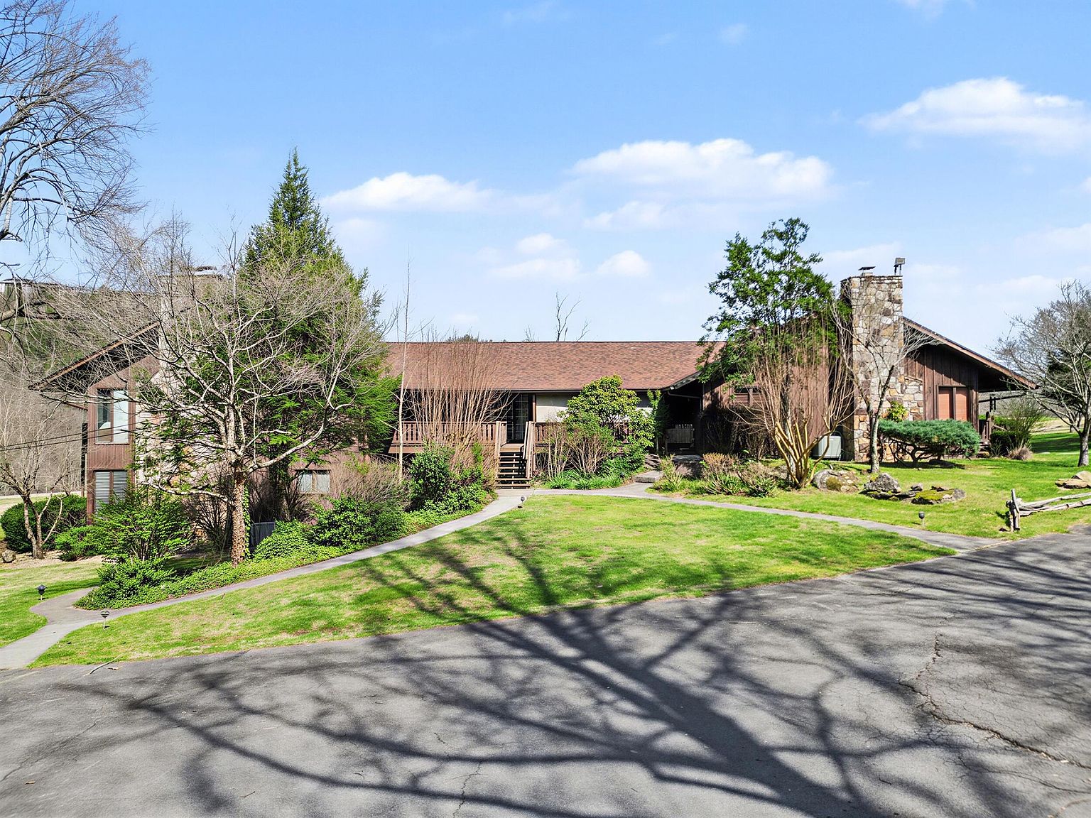 3815 E Pkwy APT 6