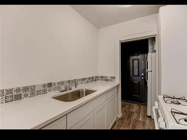 2423 NW 11th St — Photo 5