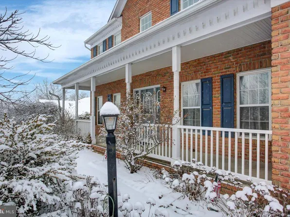 2233 Castlegreen Dr, Greencastle, PA 17225