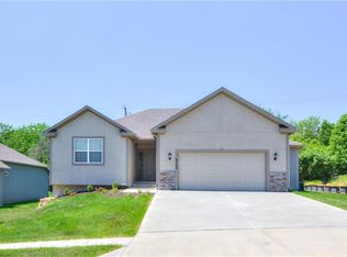 6208 Green Hills Ln, Kansas City, MO 64151