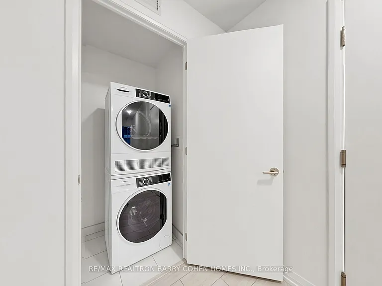 400 King St W #823 — Photo 38