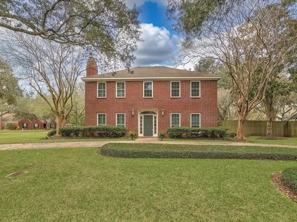 103 Strawberry Dr, Lake Jackson, TX 77566