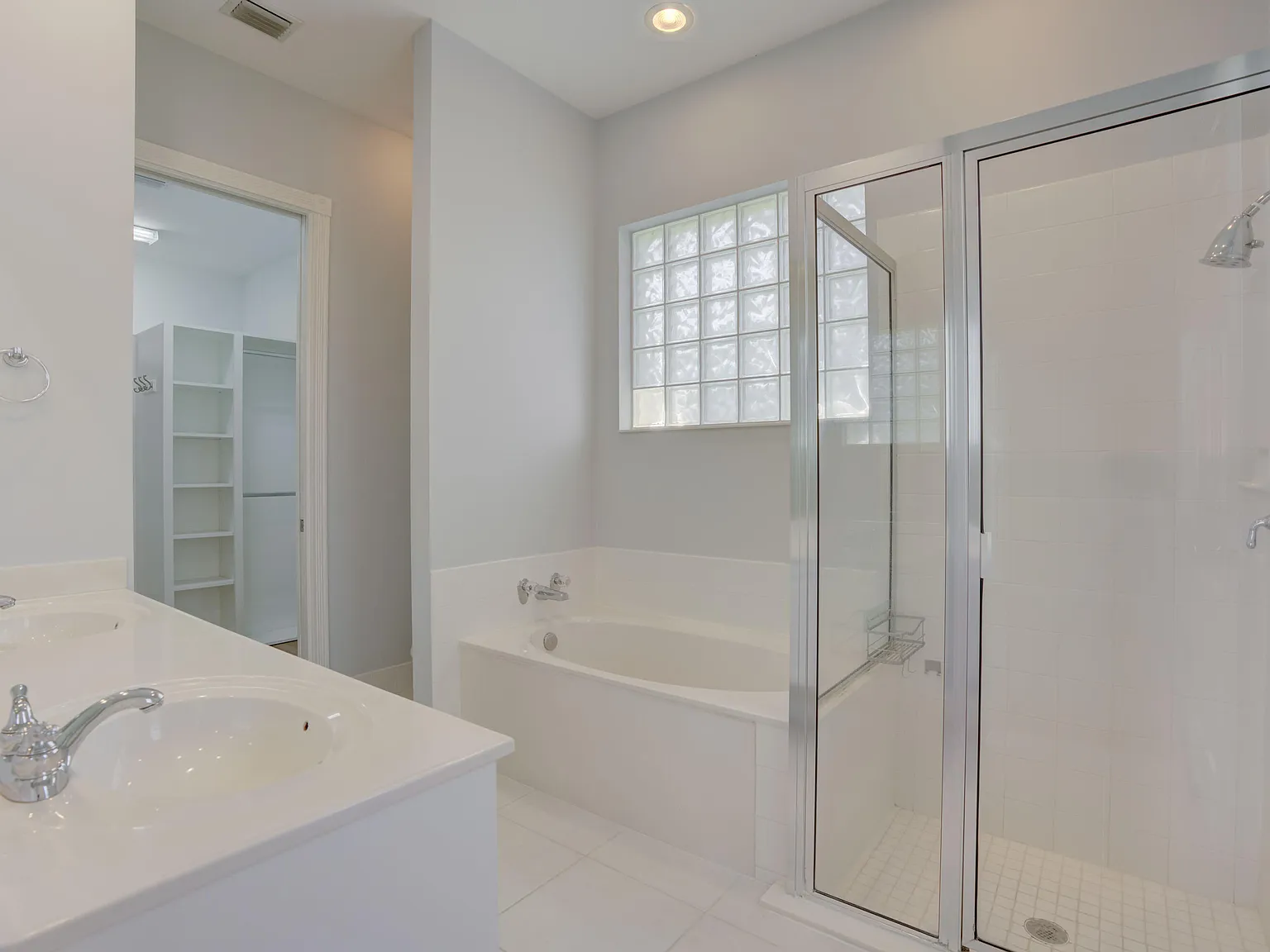 3 bed, 2.0 bath, 2038 sqft, $5,400 — Photo 4