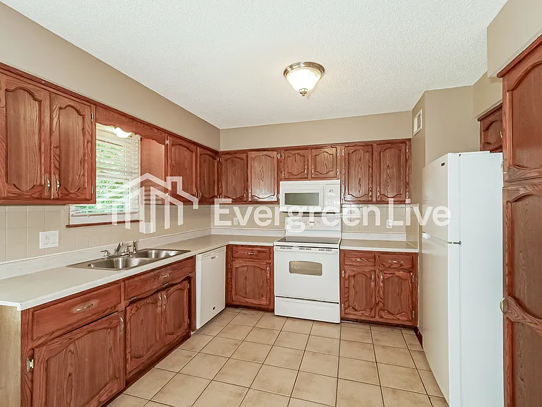 1808 NE McKee Ln — Photo 5