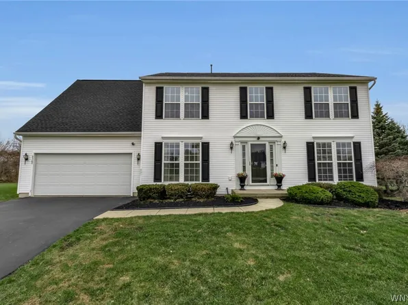 6360 Green Valley Ln, Lockport, NY 14094