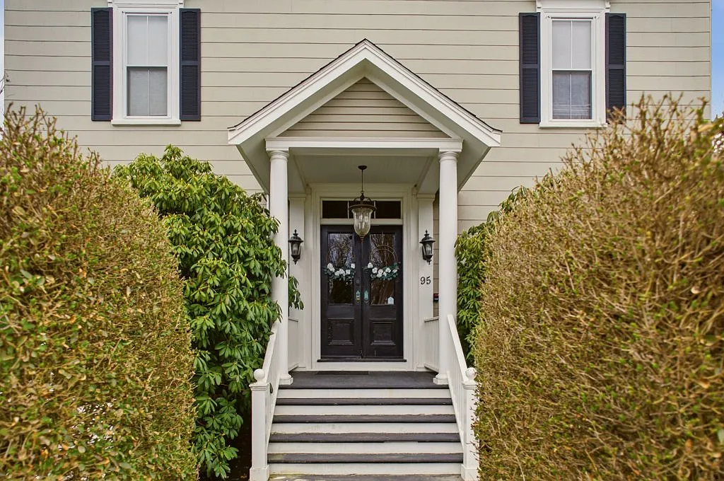 Building Photo - 95 Coggeshall Ave #4
