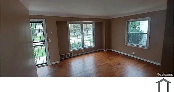 3 bed, $1,400 — Photo 2