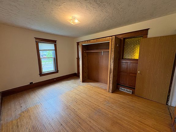 4th image of 421 13th Ave W