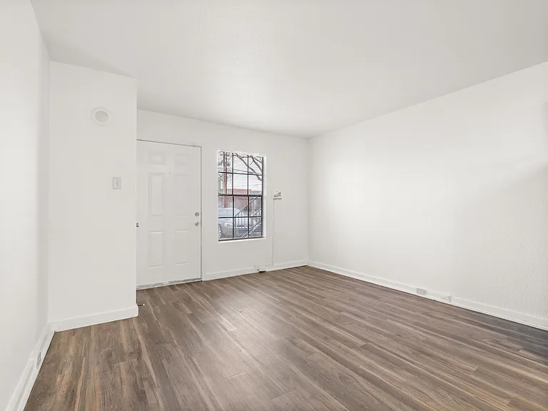 1515 W McNeese St — Photo 12
