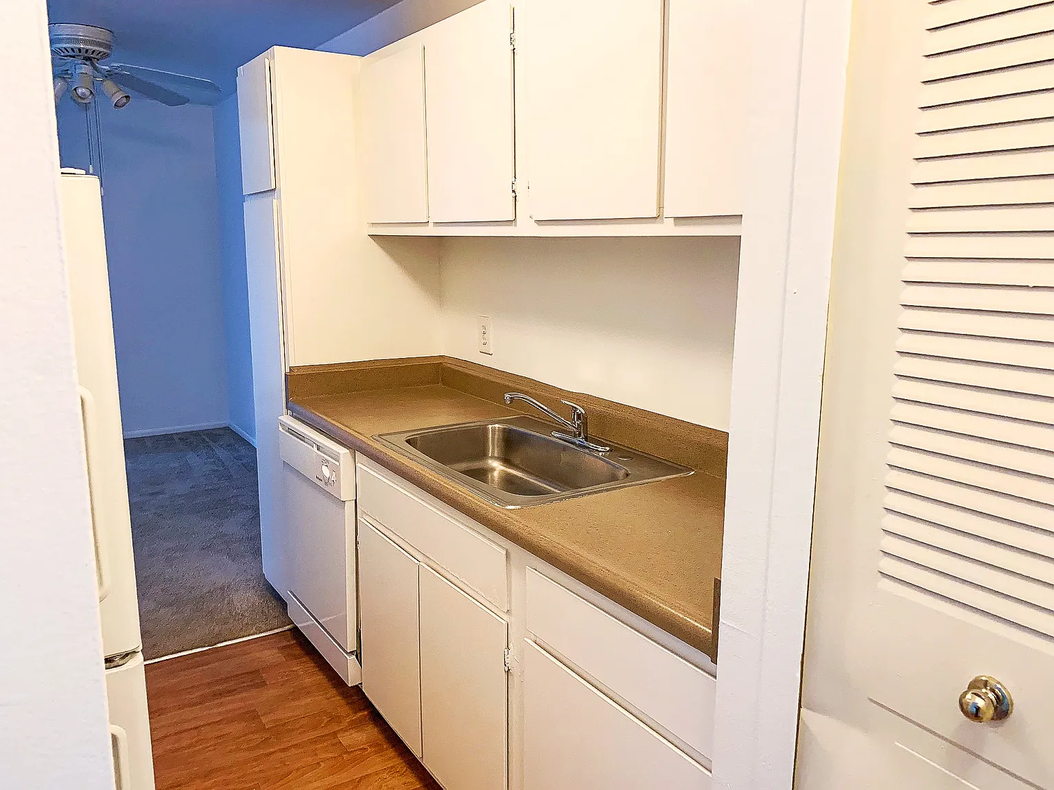 Hawthorne Club Apartments — Photo 2