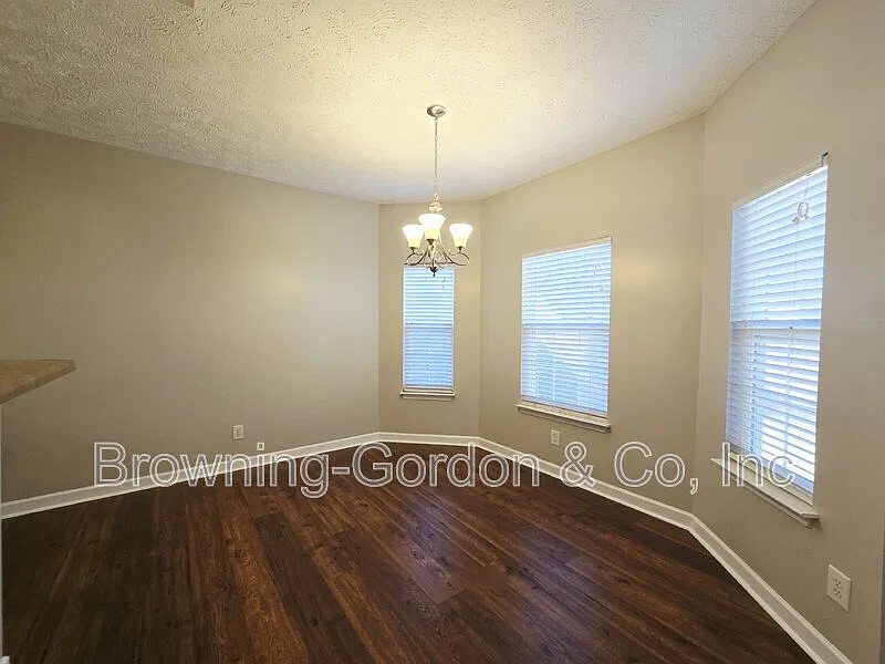 3 bed, 2.0 bath, 1800 sqft, $2,150 — Photo 4