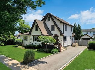 47 4th St, Hicksville, NY 11801