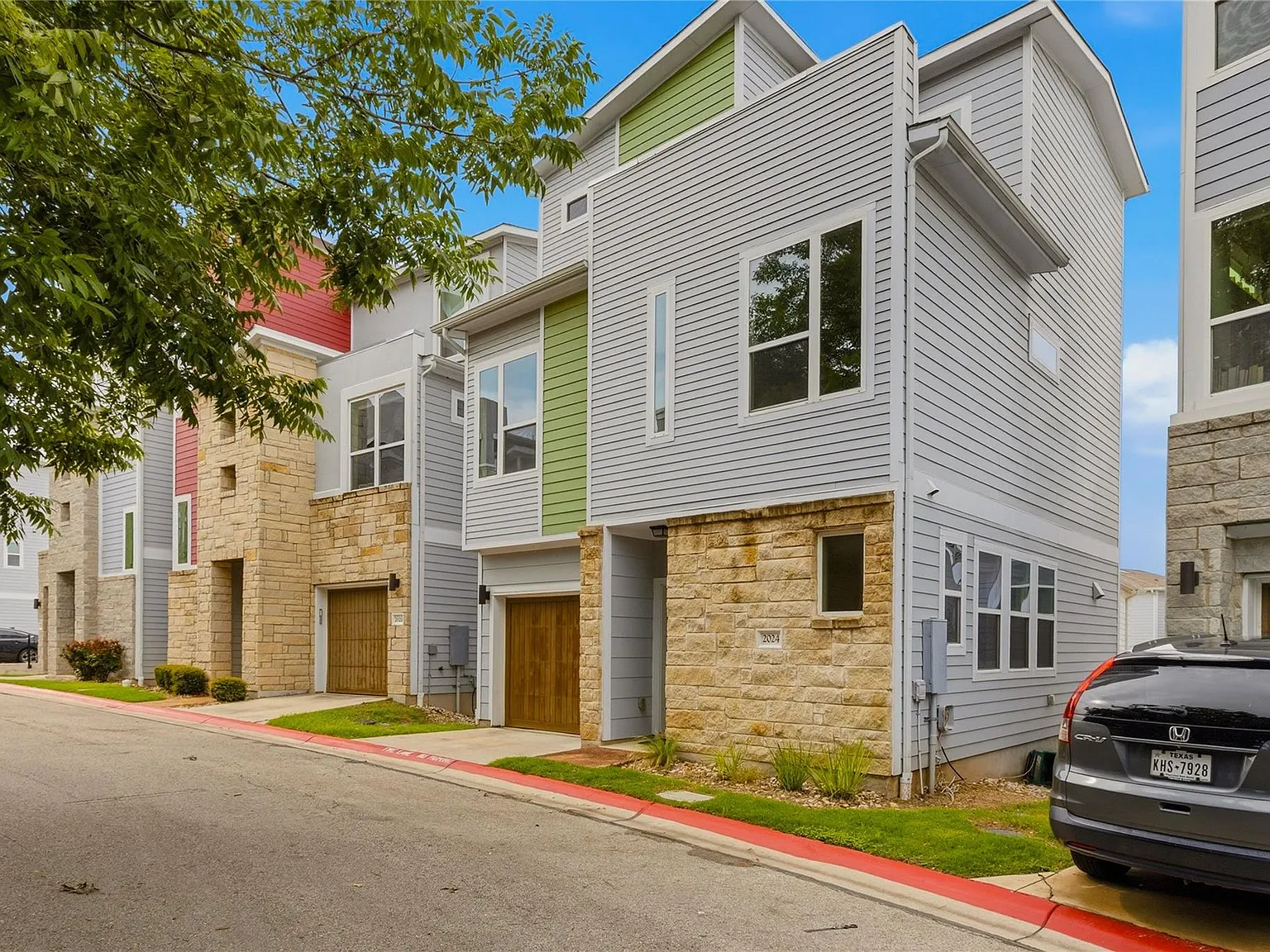 3 bed, 2.5 bath, 1602 sqft, $2,600 — Photo 1