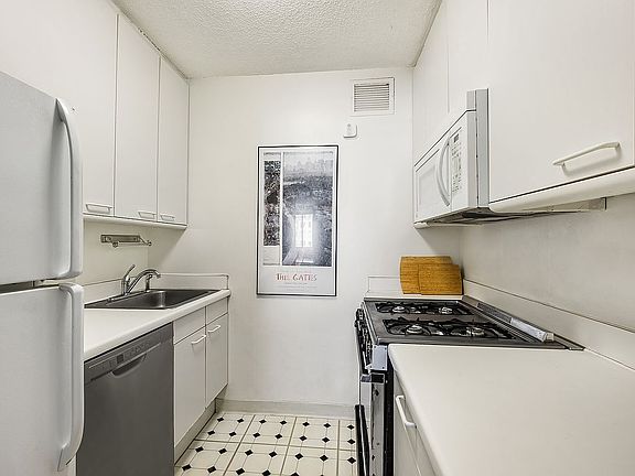 4th image of 280 Rector Pl APT 3E