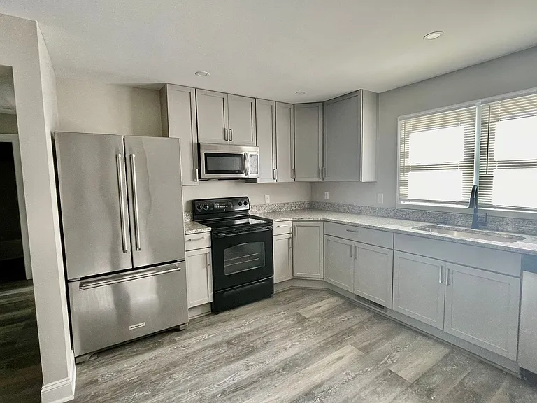 115 S Oak St — Photo 7