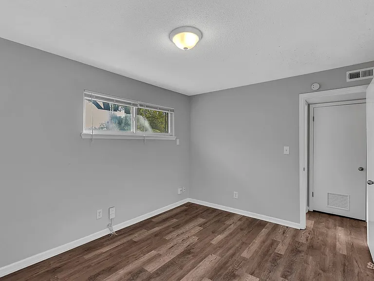 Barat Ave Apartments — Photo 14