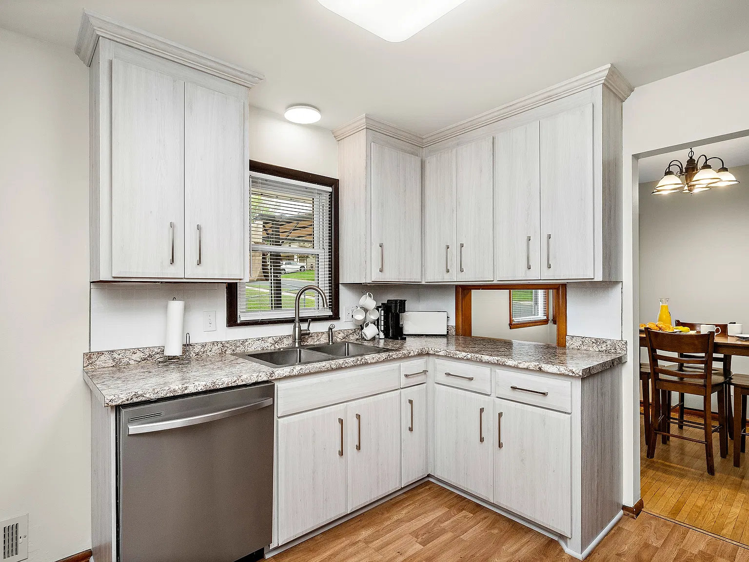 Newly Renovated 3 bedroom + Dedicated Office and Private Suite — Photo 3
