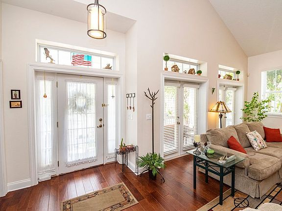 5th image of 136 Island Cottage Way