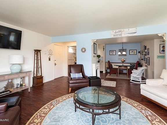 3rd image of 3610 Lakeshore Dr APT C6
