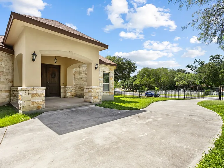 8210 Roy Ln — Photo 3