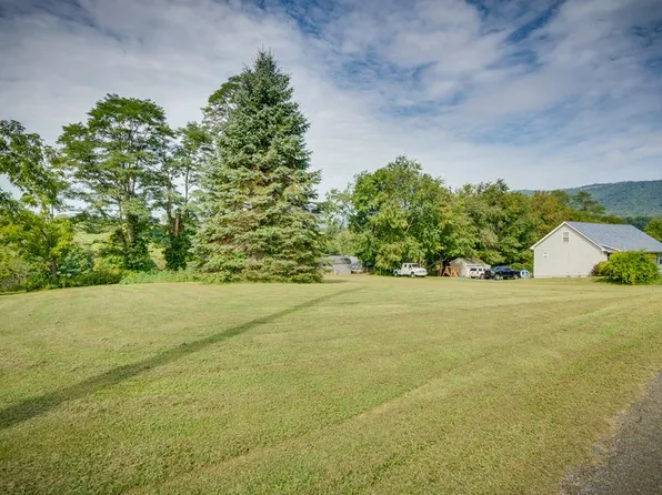 16 Yates Estates Cir, Cedar Bluff, VA 24609