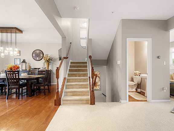 3rd image of 7 Roosevelt Dr