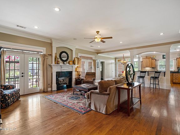 5th image of 140 Winter Oaks Dr
