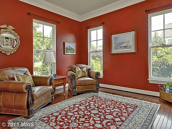 Formal living rm flooded w/natural light!