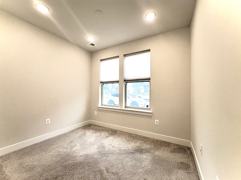 1009 Rockwell Ave — Photo 5