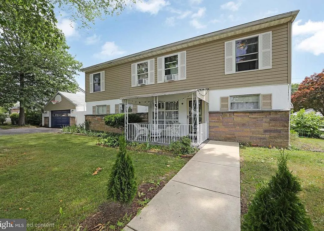 Grand Ave, Holmes — Photo 1