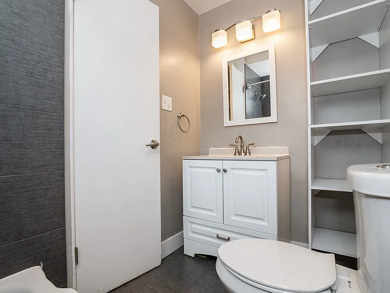Clay Street Apartments — Photo 32