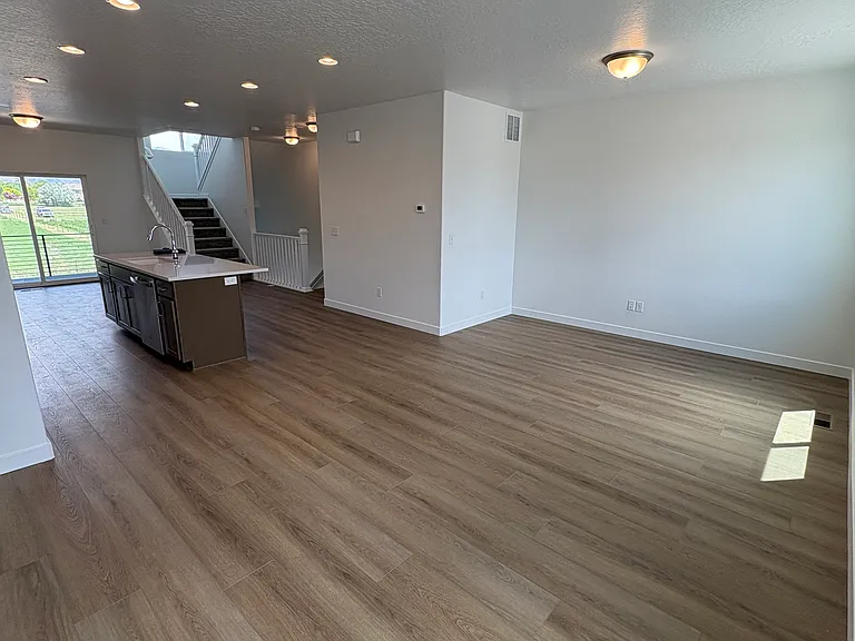 486 S 700 W — Photo 2