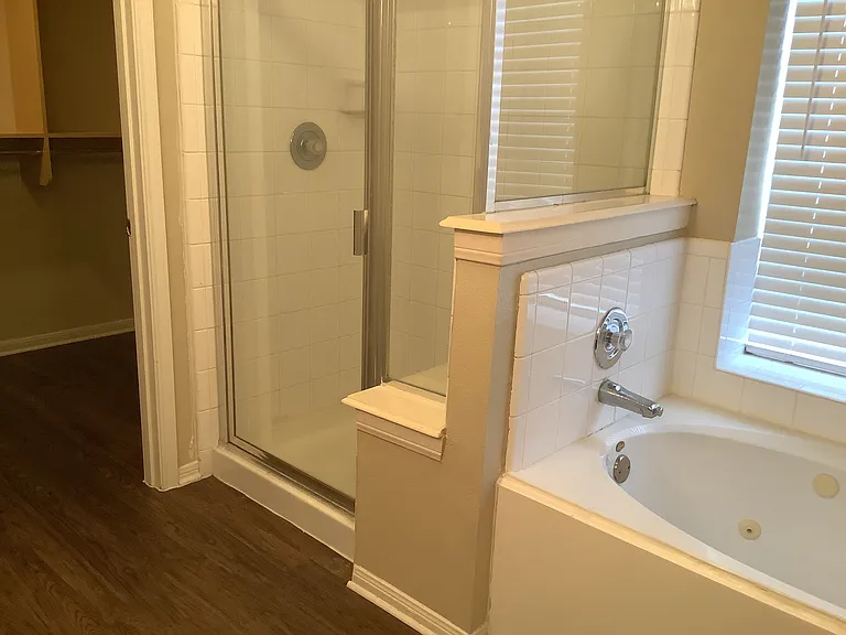 1423 Hunter Green Ln — Photo 11