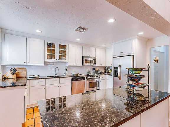 Kitchen with Island 