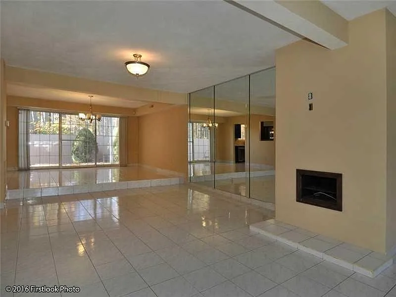 3 bed, 2.0 bath, 1872 sqft, $3,000 — Photo 2