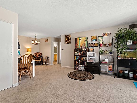 4th image of 10 Village Green Ln APT 19