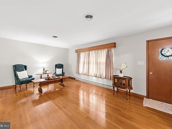 4th image of 325 Calvin Dr