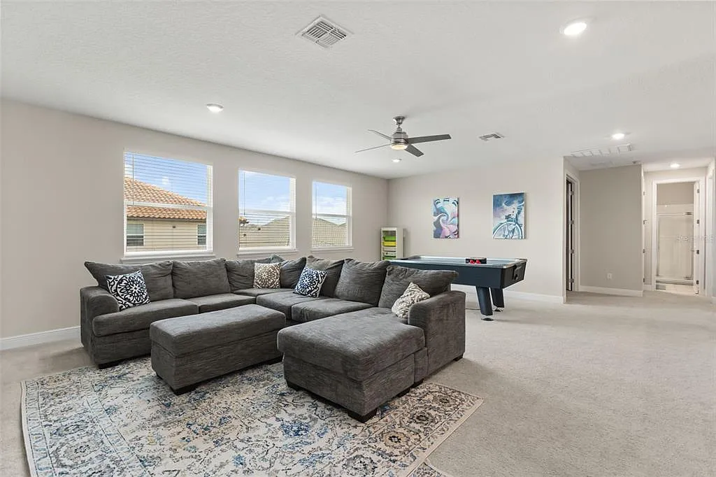 6 bed, 5.0 bath, 5272 sqft, $9,000 — Photo 2
