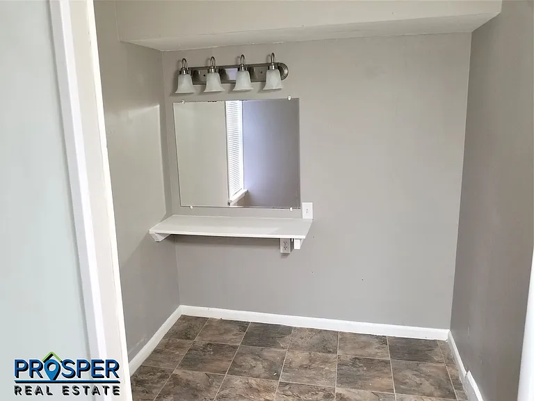 1019 Stark St — Photo 9