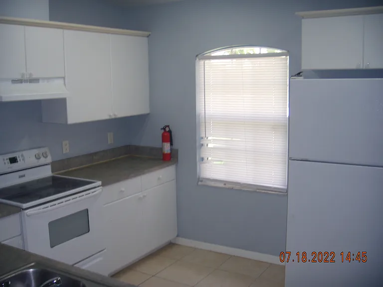 522 NE 24th Pl — Photo 7