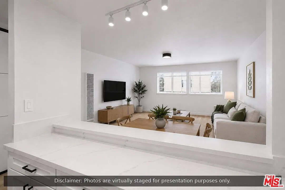 2 bed, 1.0 bath, 900 sqft, $2,395 — Photo 1