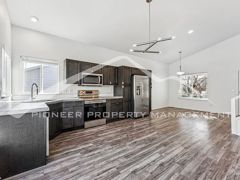 802 Timothy Dr — Photo 3