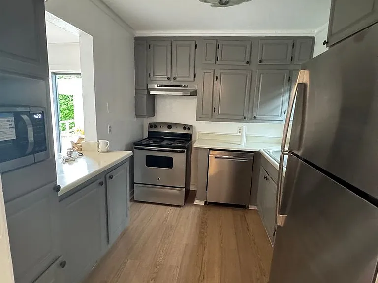 1037 Colvin Ave — Photo 6
