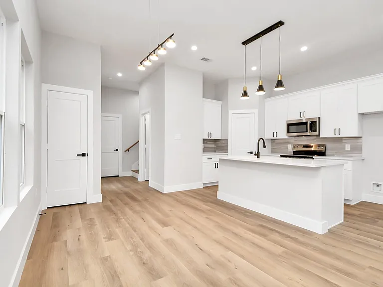 2411 Chew St — Photo 10